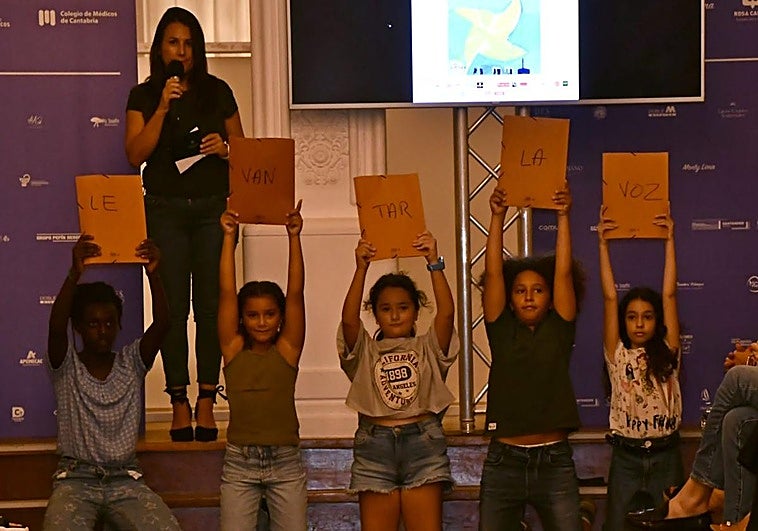 Varios niños representaron el espectáculo de apertura 'El drama del bullying', en el que se representaron escenas de los roles de las víctimas y sus agresores, las familias, los educadores, los centros, los medios de comunicación y la sociedad.