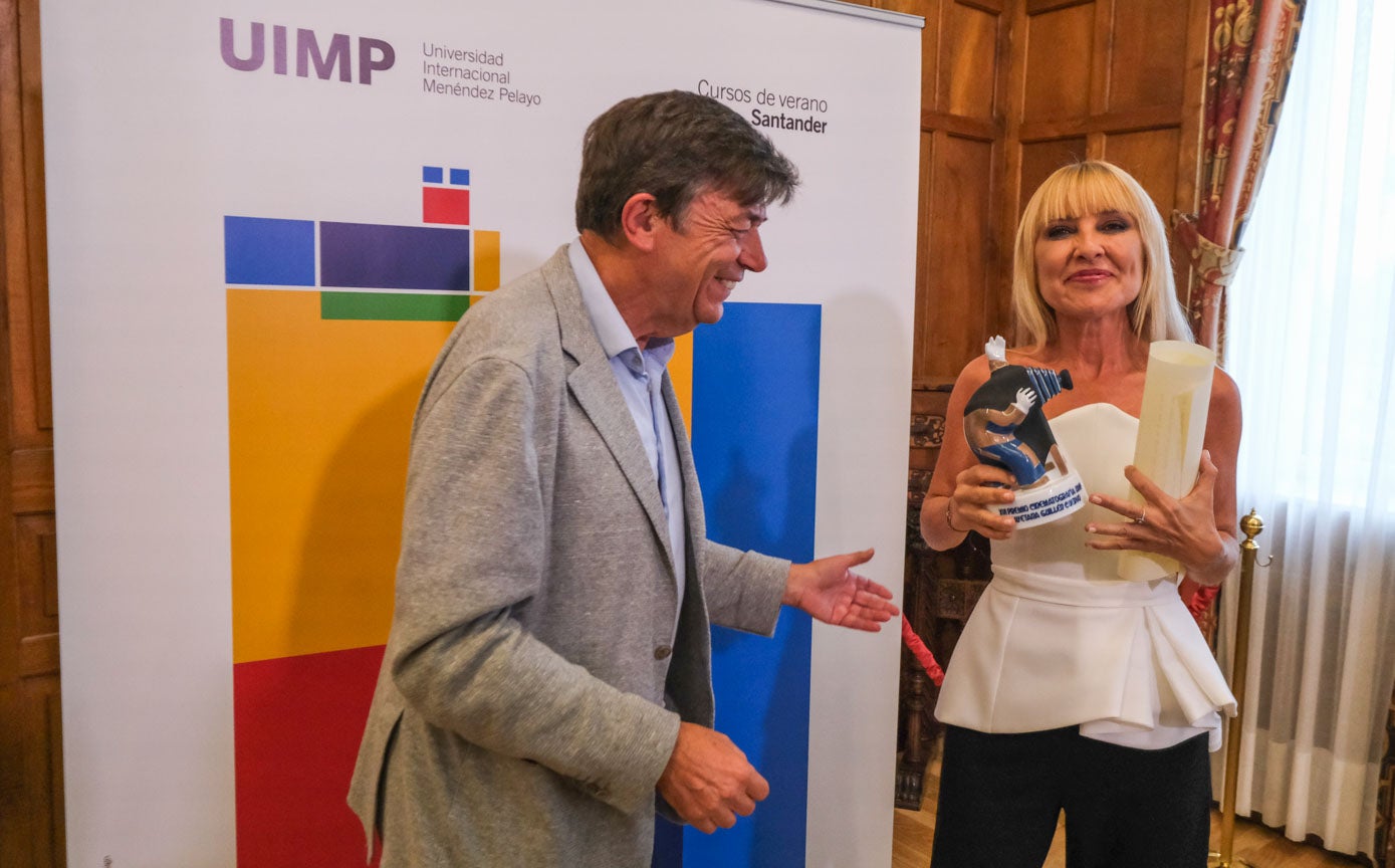 Cayetana Guillén junto a Andradas tras recibir el galardón.
