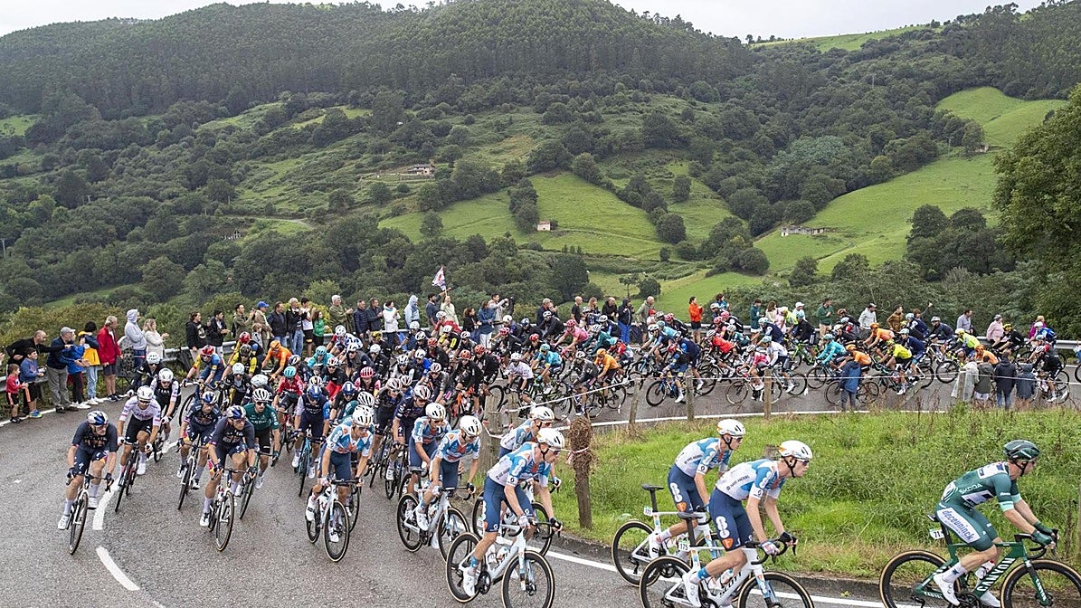 Los corredores en la etapa del año pasado por Cantabria entre Arnuero y Santander
