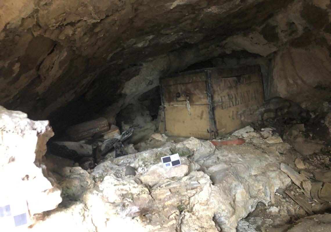 La cueva tiene unas dimensiones reducidas. En la foto, baúl de madera donde se encontraron todos los libros.