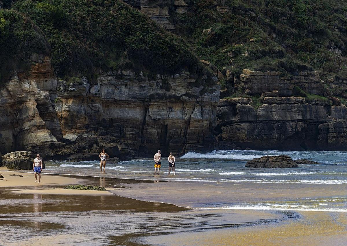 Imagen secundaria 1 - La playa de Galizano huele a aguas fecales