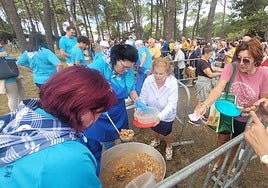Reparto del popular guiso del sorropotún en las dunas de la playa de Merón.