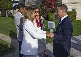 Los presidentes autonómicos María José Sáenz de Buruaga y Emiliano García-Page se saludan en La Magdalena en presencia del vicerrector y la vicerrectora de la UIMP, Carlos Andradas y Matilde Carlón.