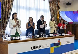 Gema Igual, María José Sáenz de Buruaga, Carlos Andradas, Diana Morant y Matilde Carlón, esta mañana, en la ceremonia de clausura de los Cursos de Verano 2025 de la UIMP.