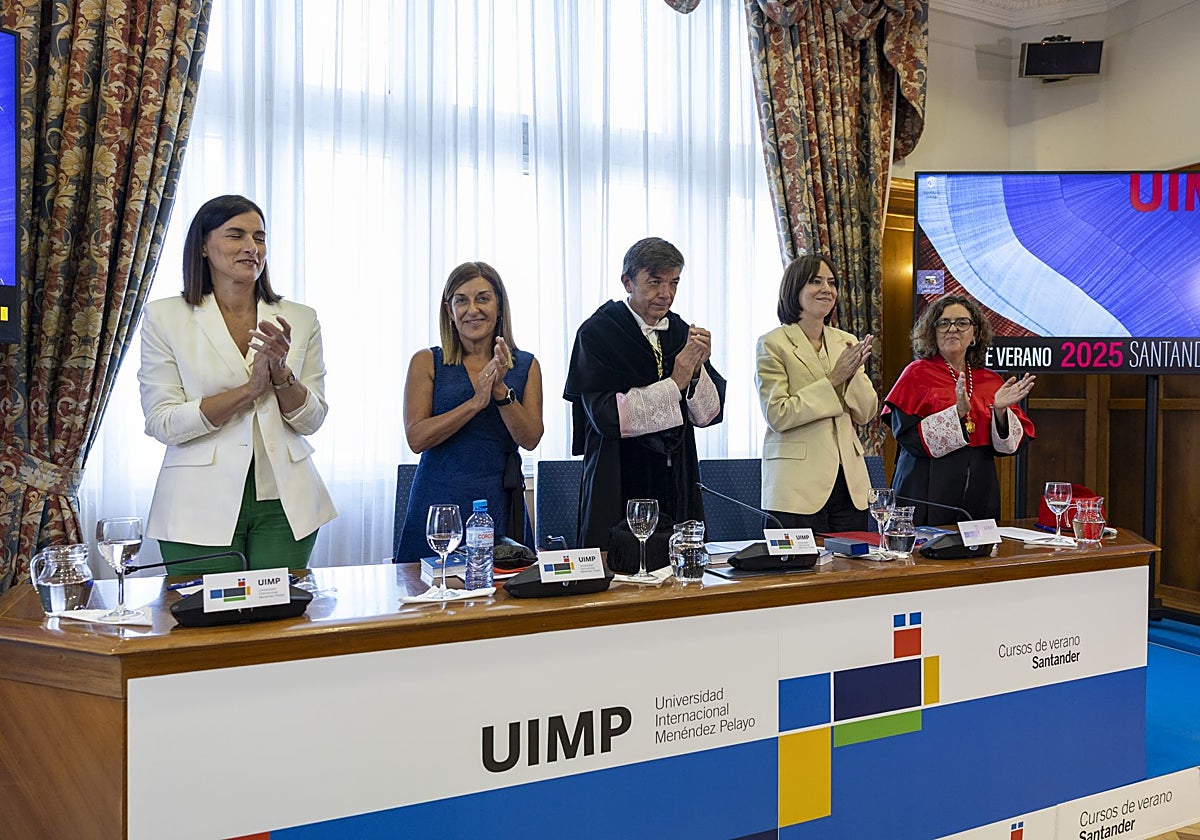 Gema Igual, María José Sáenz de Buruaga, Carlos Andradas, Diana Morant y Matilde Carlón, esta mañana, en la ceremonia de clausura de los Cursos de Verano 2025 de la UIMP.