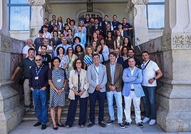 El equipo de gobierno y personal de la Universidad en la tradicional foto de familia.