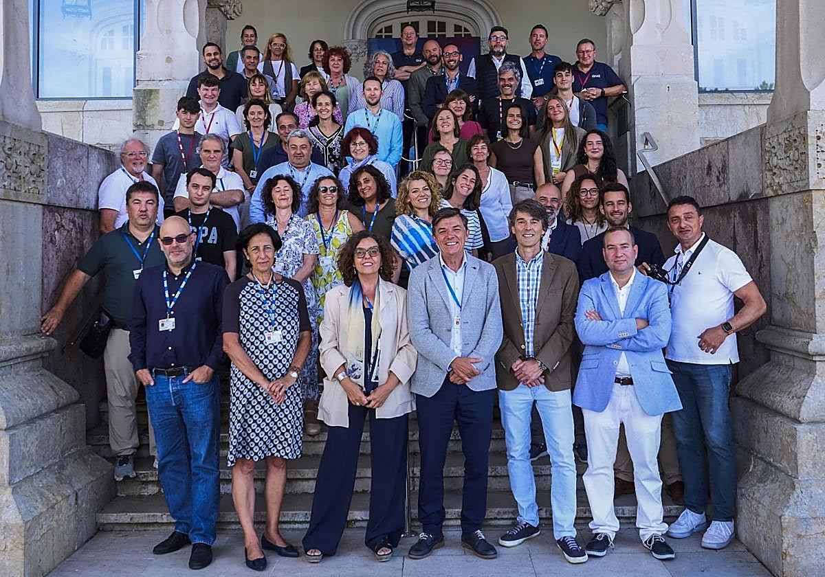 El equipo de gobierno y personal de la Universidad en la tradicional foto de familia.