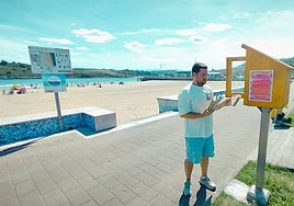 El concejal de Cultura, Fran Gascón, en el punto de intercambio de libros de La Ribera.