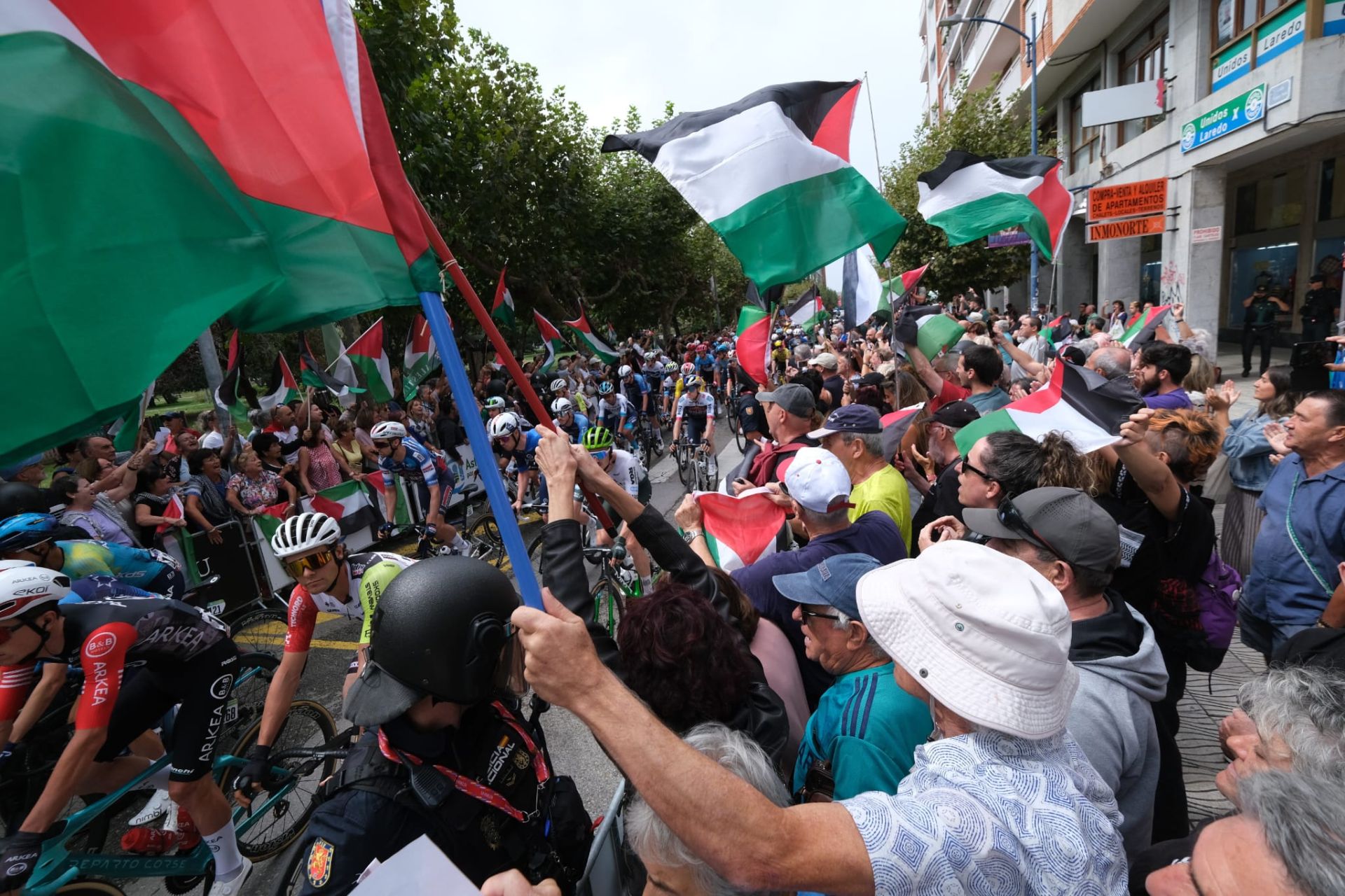 Imagen de la salida de los ciclistas en Laredo, rodeados de banderas de Palestina.