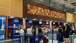 Pasajeros facturan sus maletas en los puestos de Ryanair
