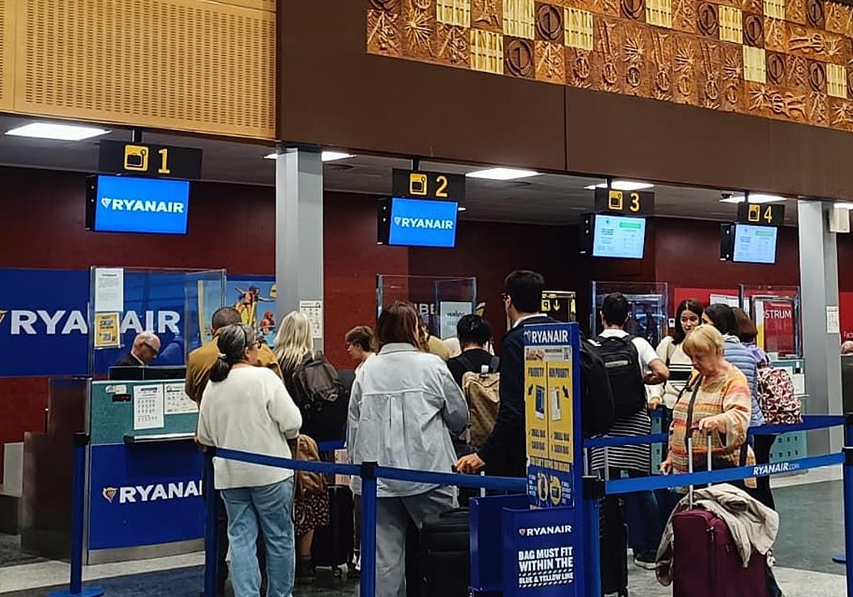 Pasajeros facturan sus maletas en los puestos de Ryanair