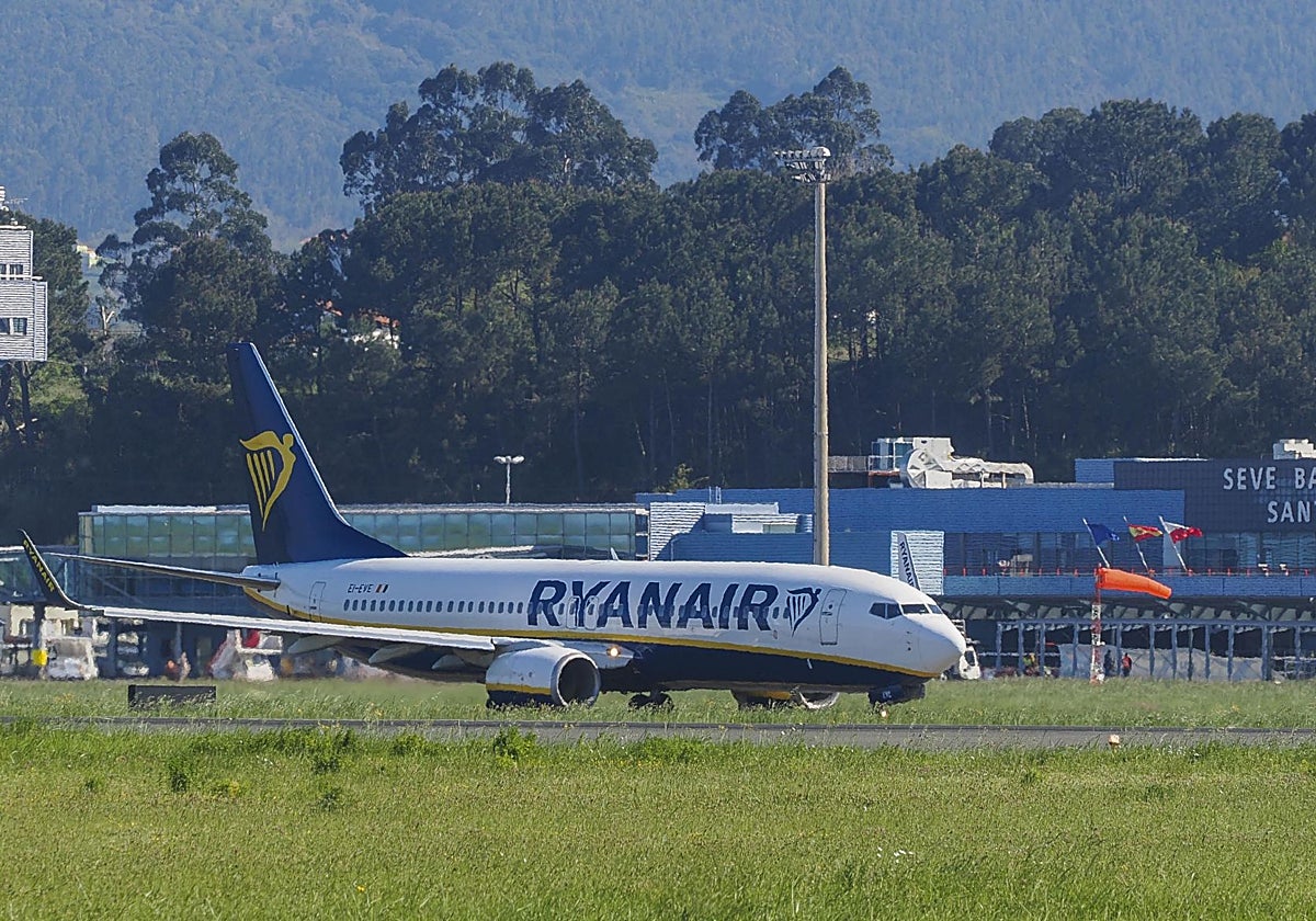 Un avión de la aerolínea Ryanair, en la pista del Seve Ballesteros.