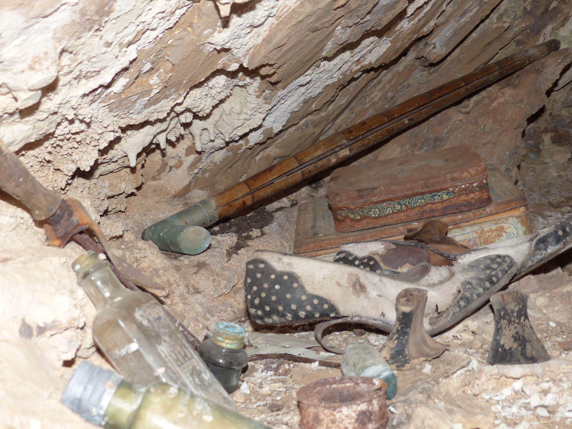 De todo lo descubierto, lo más curioso (en la imagen), a juicio del equipo investigador, son unos zapatos de tacón comprados en unos grandes almacenes de Madrid en los años cuarenta.