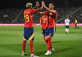 Lamine y Mikel Merino celebran uno de los goles ante Bulgaria.