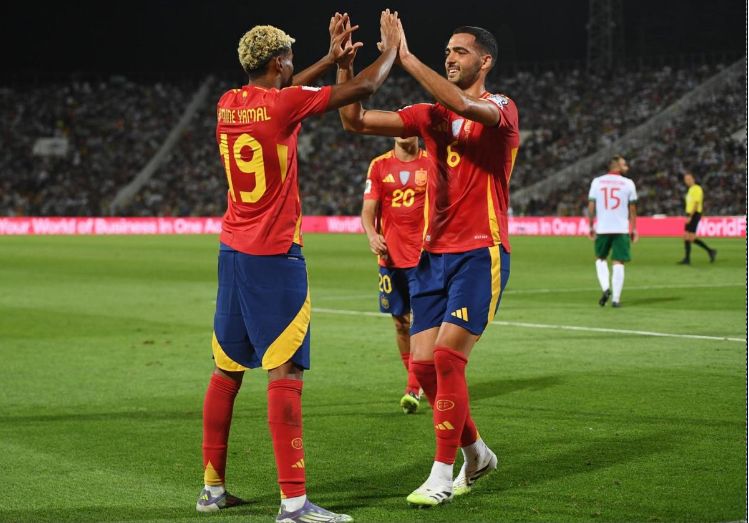 Lamine y Mikel Merino celebran uno de los goles ante Bulgaria.