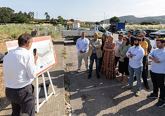 Autoridades y técnicos en la inauguración del comienzo de las obras del punto limpio de Castro.