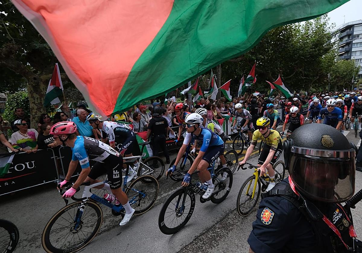 Salida de La Vuelta en Laredo.