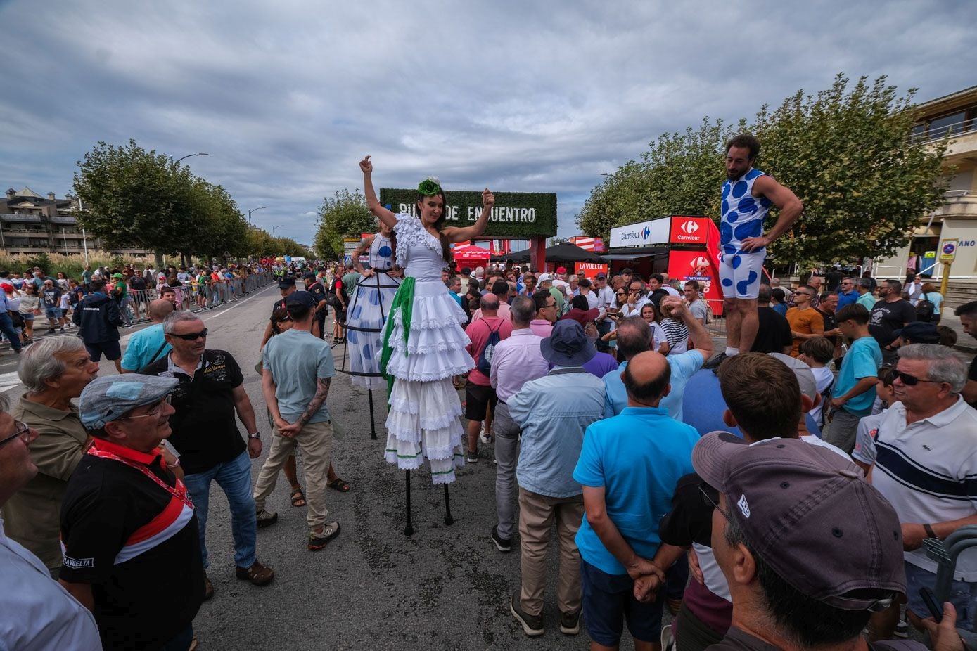 Ambiente festivo en el inicio de la etapa que parte de Laredo y concluirá en Los Corrales de Buelna.