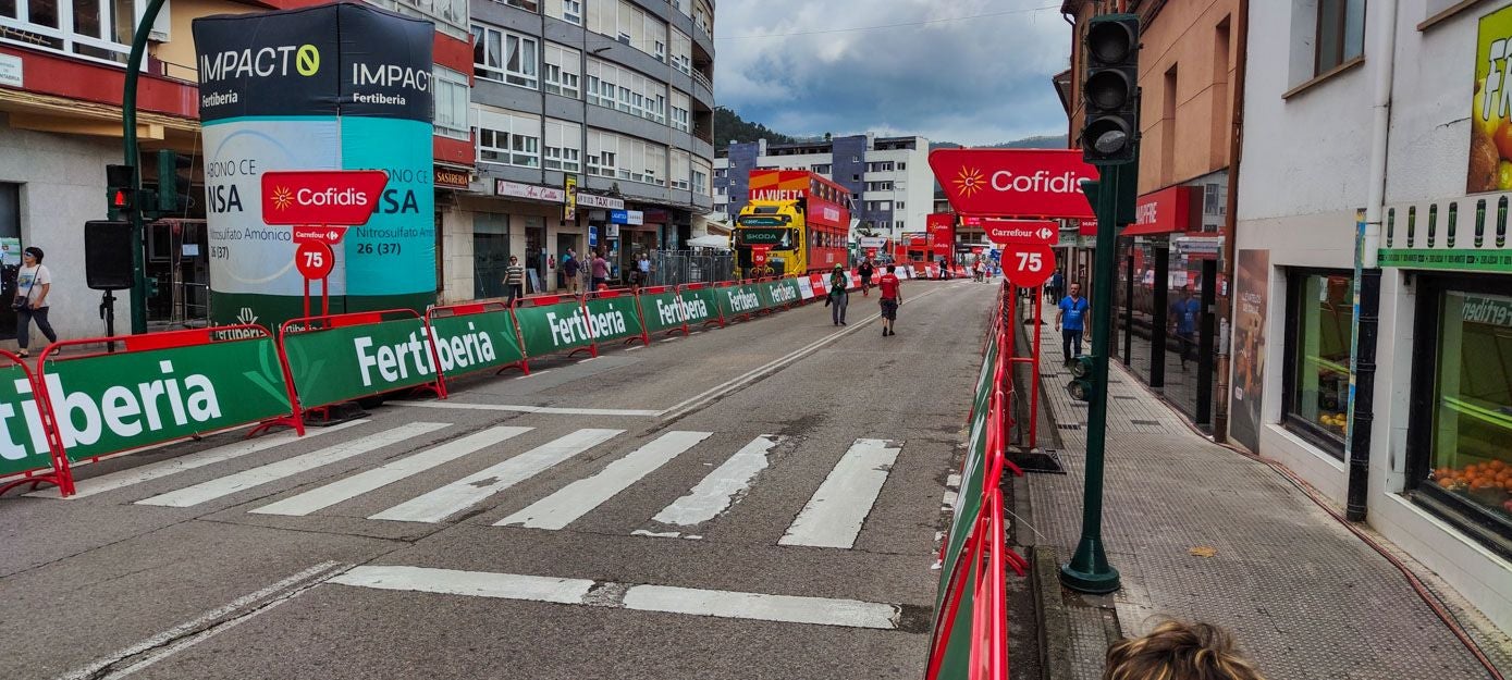 La llegada a meta, en Los Corrales de Buelna, presenta tranquilidad.