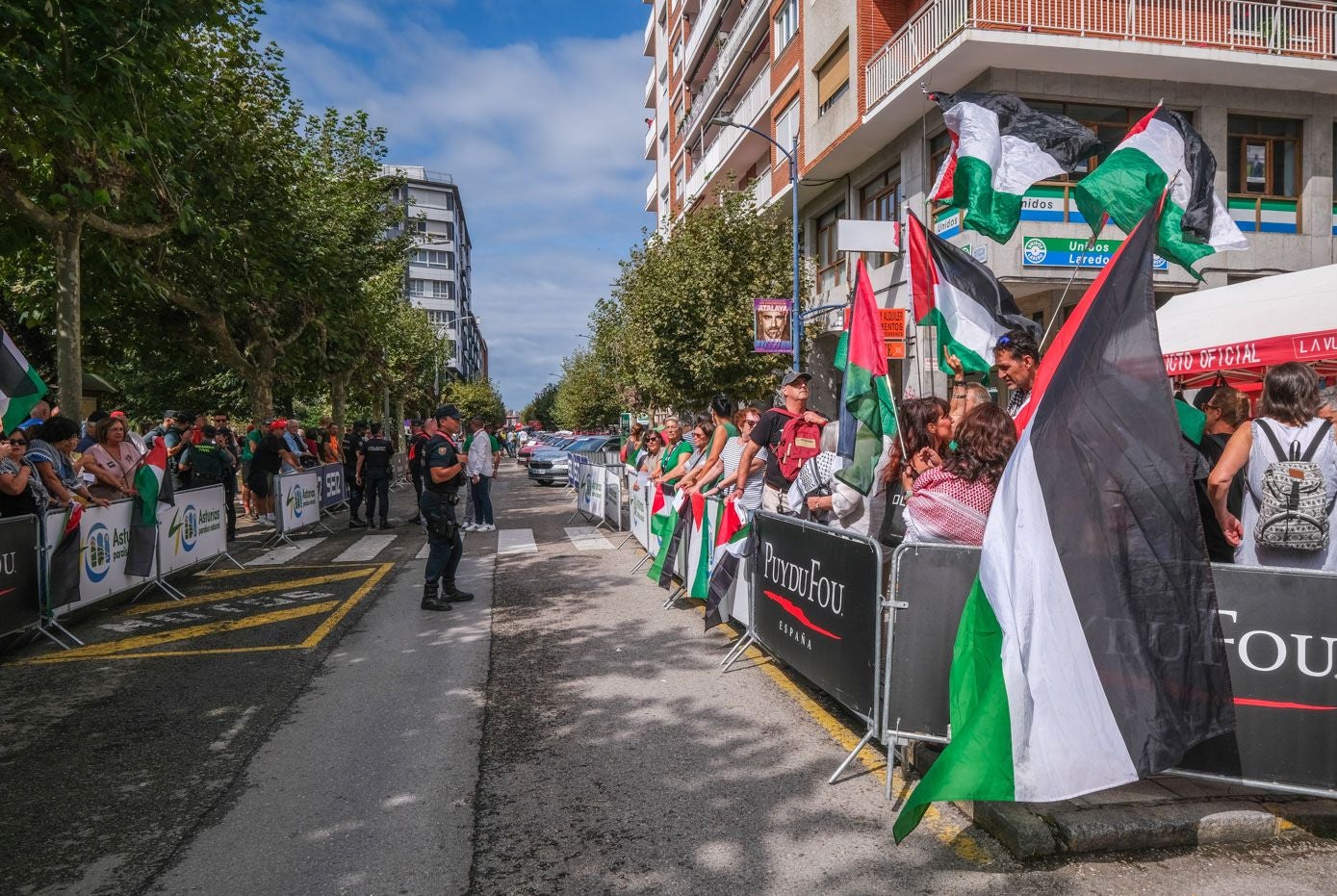 Manifestantes con las banderas palestinas en la salida de la etapa en Laredo.