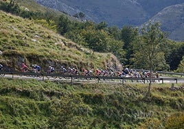 La pelea entre los escapados y el pelotón