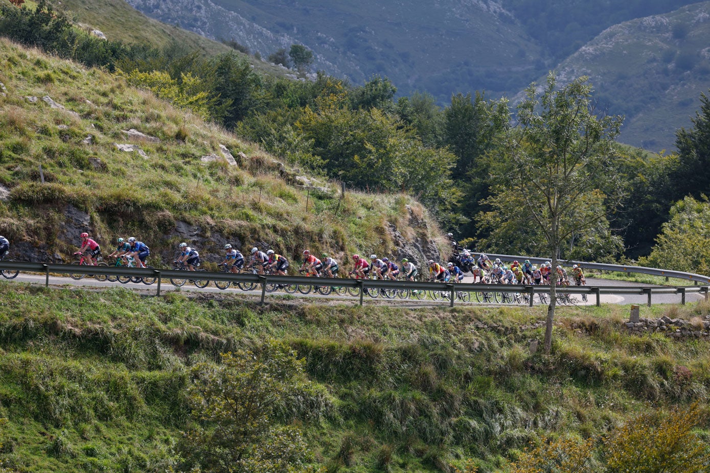 Los ciclistas, en las primeras rampas del puerto de Alisas, catalogado de Segunda categoría.
