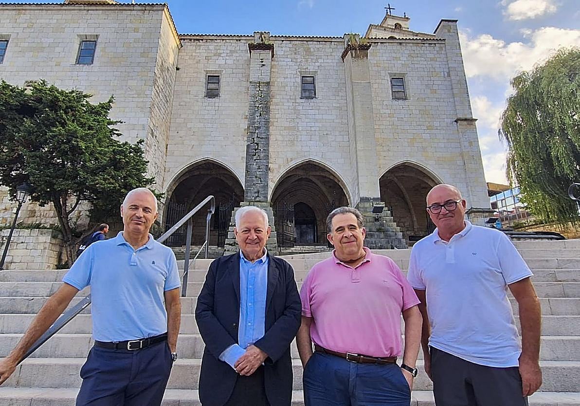 Los cuatro autores del libro sobre la historia de El Cristo, Marcial Martínez, José Vicente Pérez, Francisco Gutiérrez y Valeriano Pérez, posan al pie de las escaleras del templo.