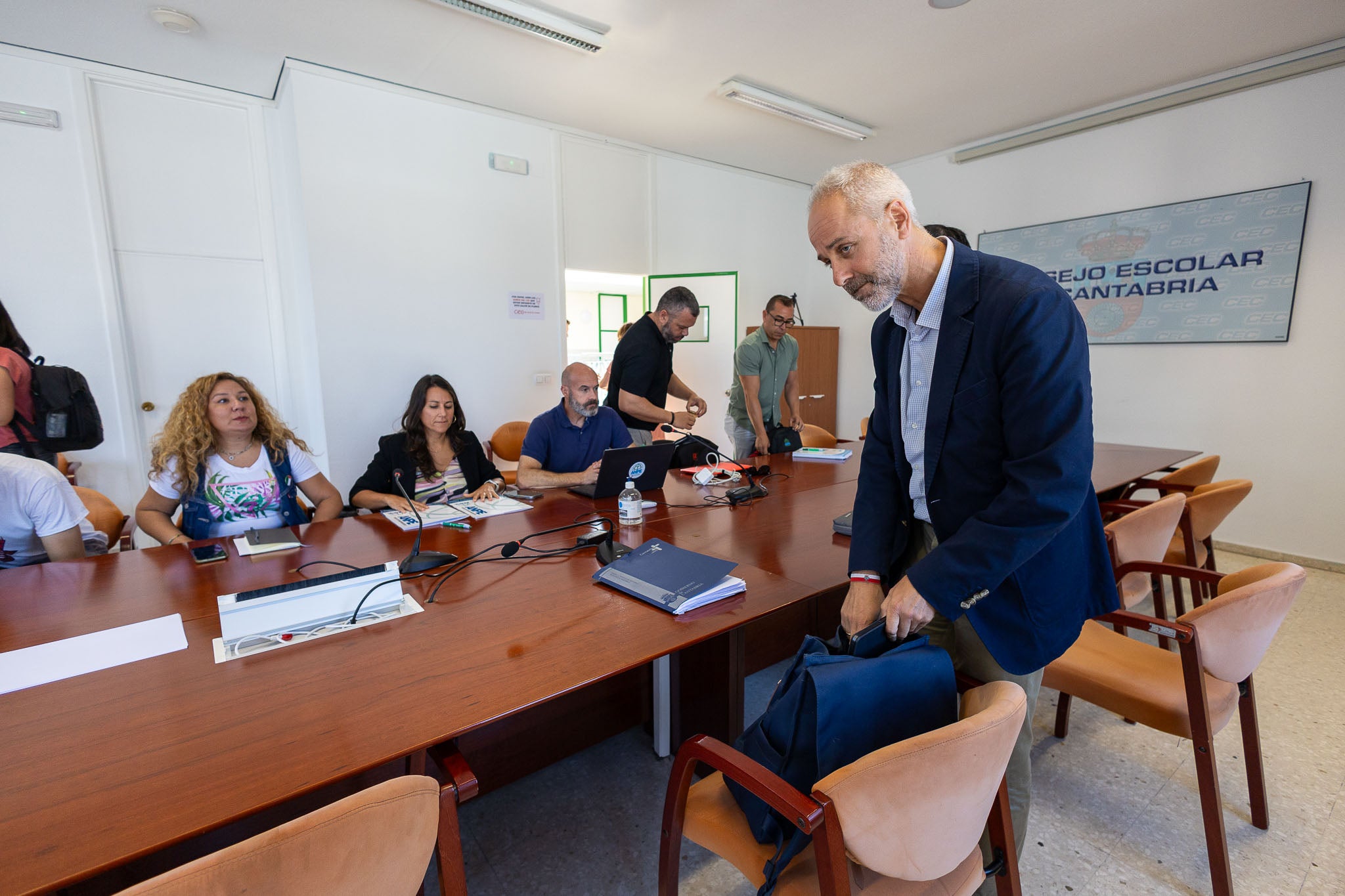 El consejero de Educación, Sergio Silva, a su llegada a la reunión con los sindicatos.