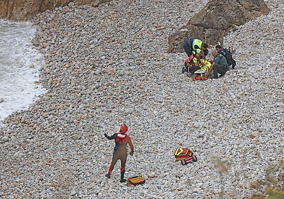 Buzos de la Guardia Civil rescatan el cuerpo de un hombre ahogado el pasado 28 de junio en San Vicente de la Barquera.