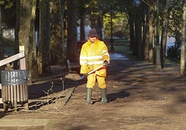 Una mujer realiza labores de limpieza en Piélagos.