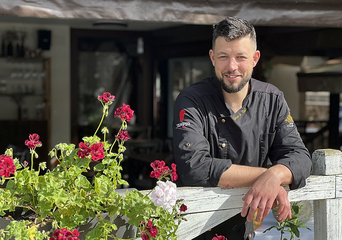 Alfonso Sarabia, en la terraza de la taberna.