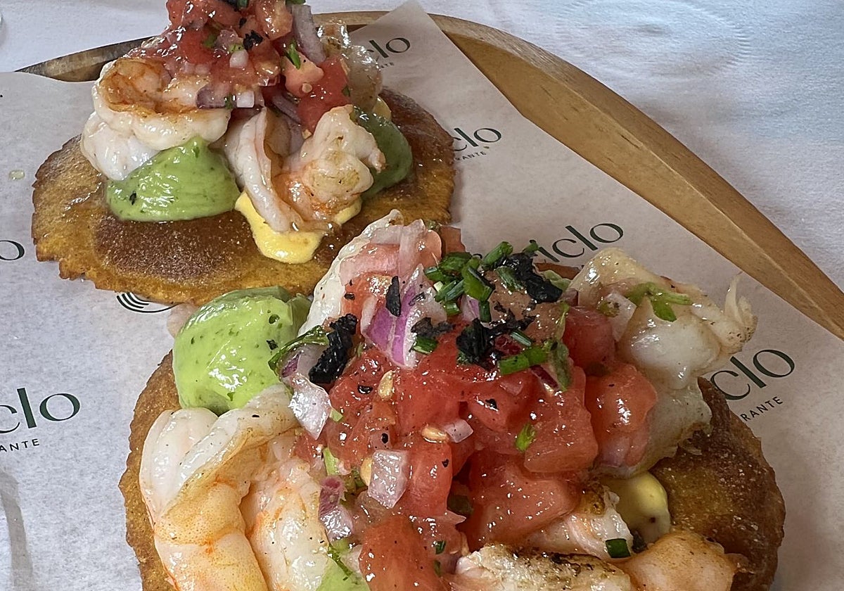 Tortos de maiz con langostinos y pico de gallo elaborados por la cocinera Rafael Pierobon en el restaurante Ciclo en Ruente.