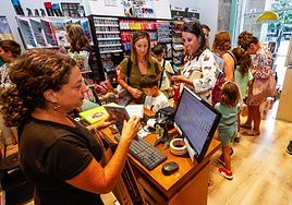 Multitud de familias acudieron ayer a la librería Gil, en Santander, para la compra de material escolar.