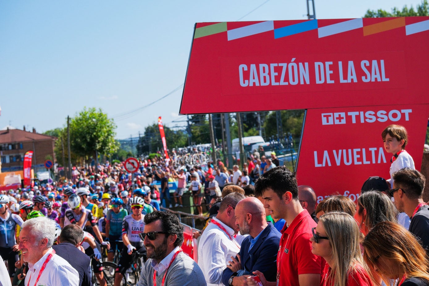 La salida de la etapa desde Cabezón, en imágenes