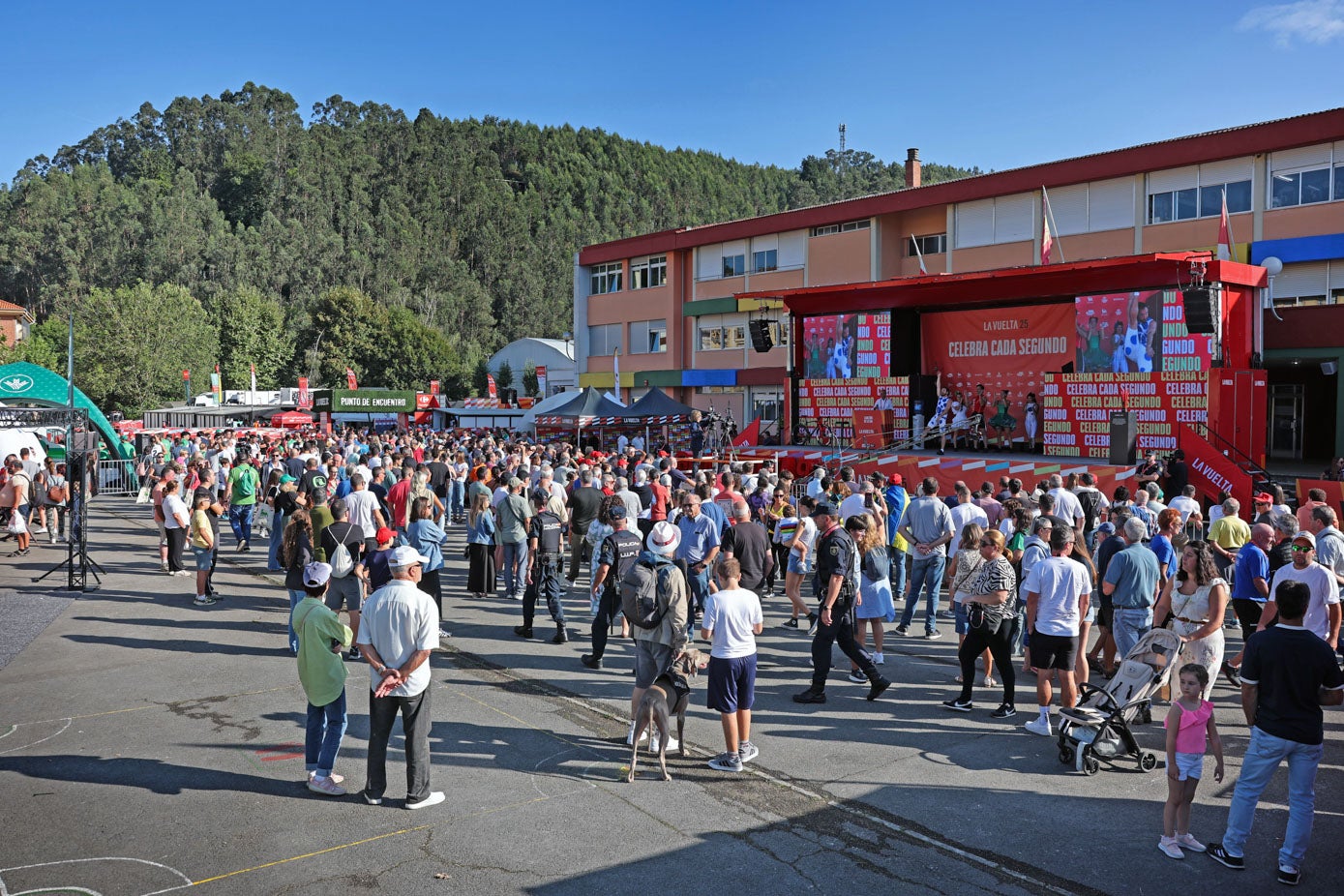 Mucho público se dio cita en el Ramón Laza para ver de cerca a los corredores.