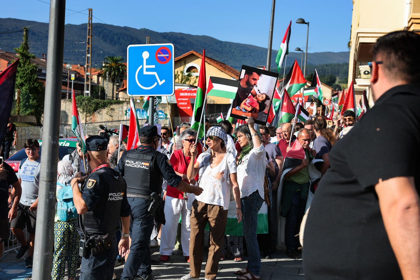 La policía vigiló las protestas propalestinas.