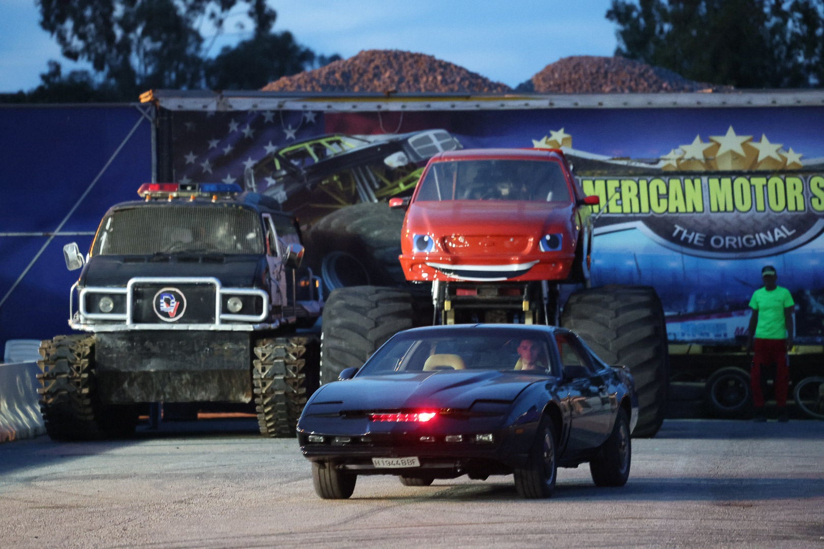 El coche fantástico de Kitt, al frente, circula por el parking de La Lechera, con el 'Exterminator' y el 'monster truck' al fondo.