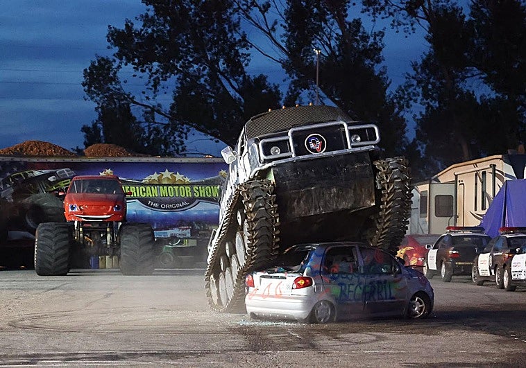 El tanque destructor 'Exterminator' pasa por encima de un vehículo en la recta final del American Motor Show,en el parking de La Lechera (Torrelavega).