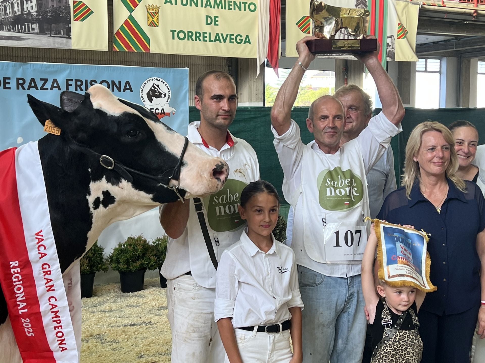 Adrián e Ivón Entrecanales, con sus respectivas hijas, reciben el trofeo de manos de la consejera de Desarrollo Rural, María Jesús Susinos. Detrás, Lorenzo González, alcalde de Valdáliga y la esposa de Adrián. 