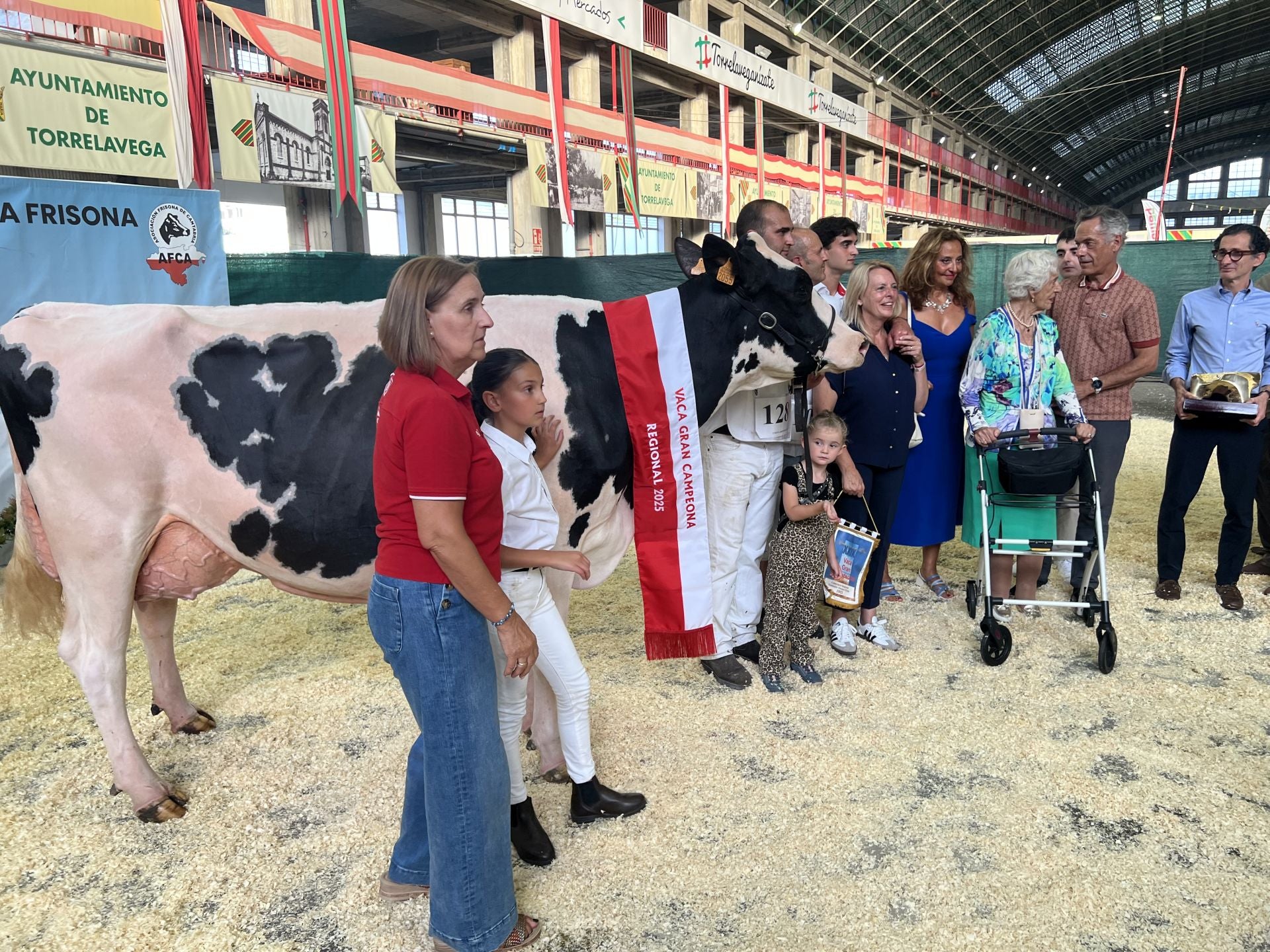 Foto de la familia Entrecanales con representantes institucionales y la familia de José Ruiz Ruiz, cuya memoria da nombre a este certamen regional.