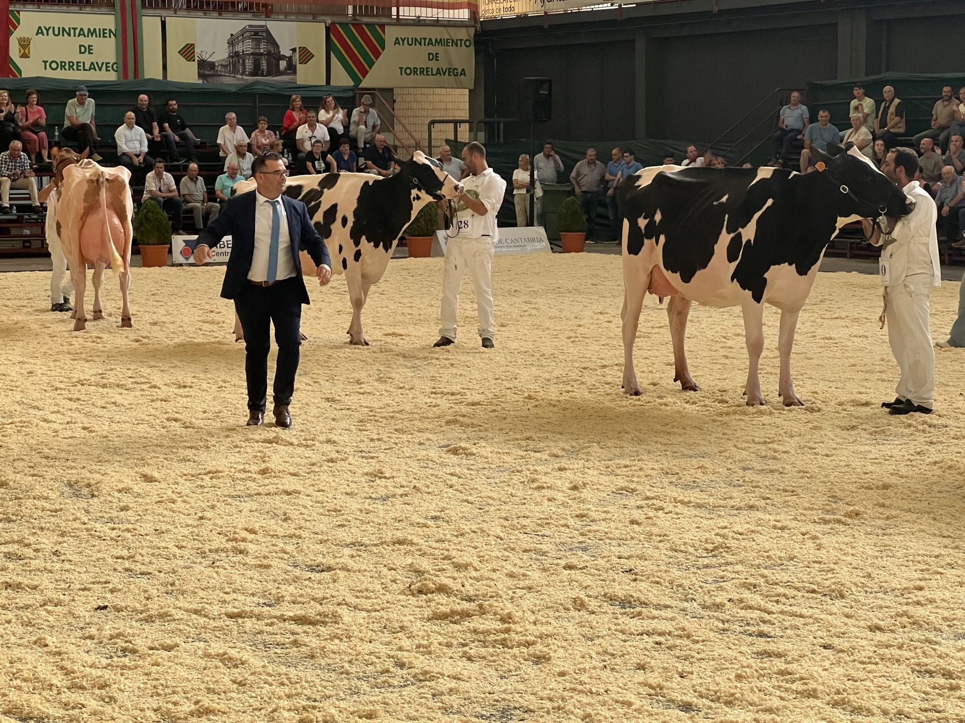 El juez Bonet Cid animando al público a aplaudir instantes antes de dar su último veredicto.