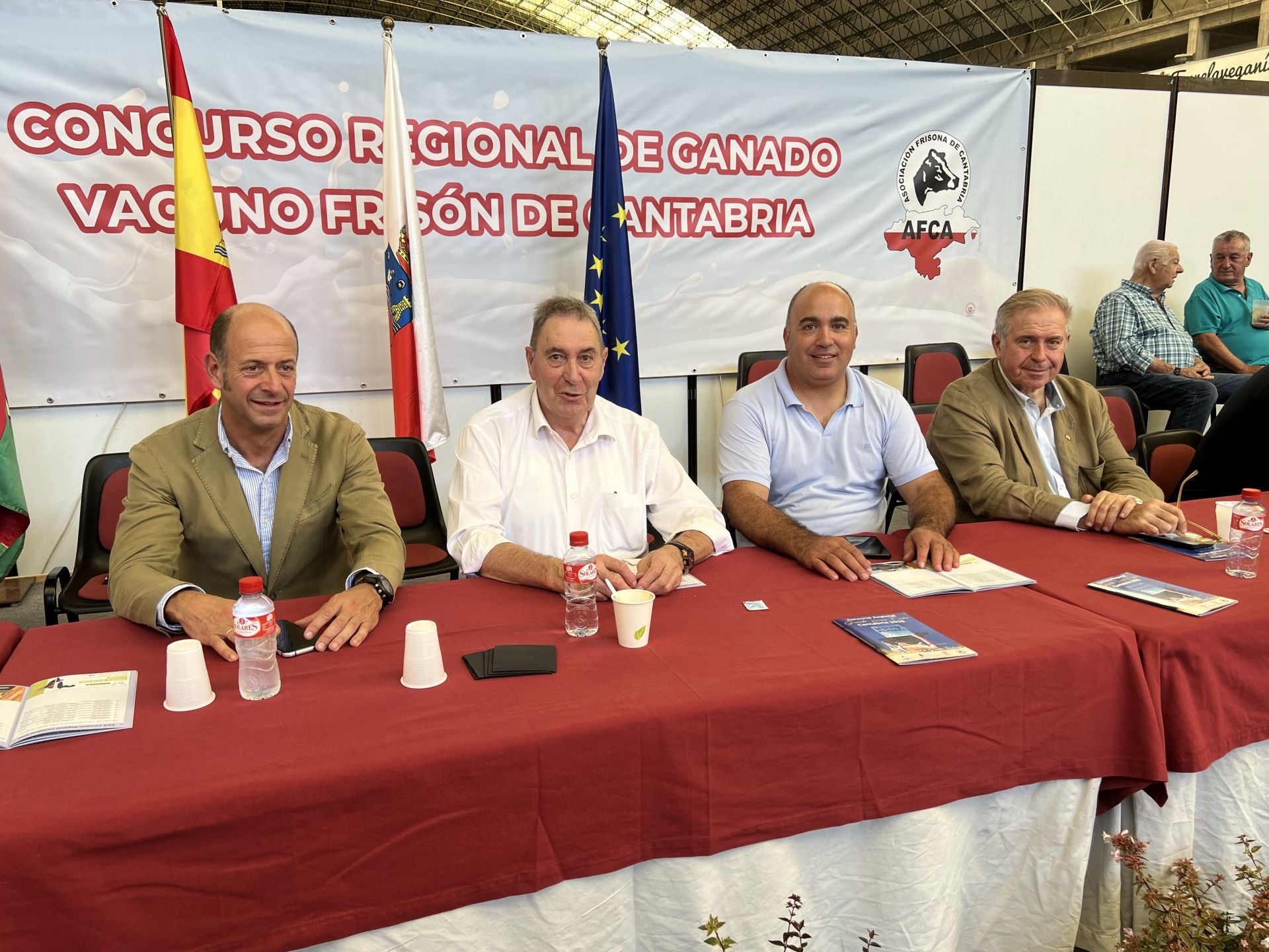 Fernando Ruiz, gerente de AFCA; Germán de la Vega, presidente de AFCA; Jacobo Alonso, director general de AgroCantabria; e Issac Bolado, director del Mercado Nacional de Ganados de Torrelavega.