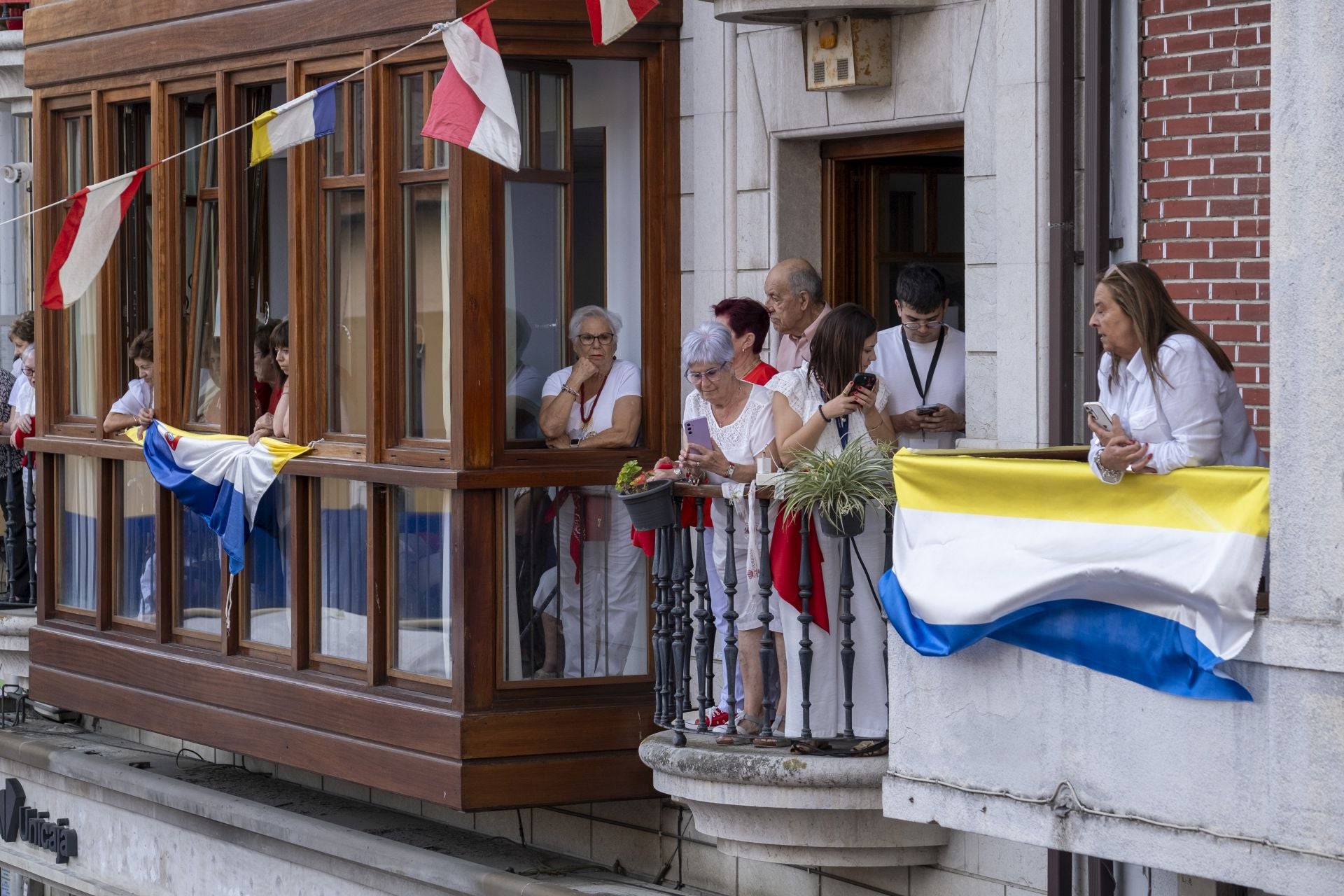 Los balcones de las calles principales engalanados y llenos de espectadores.