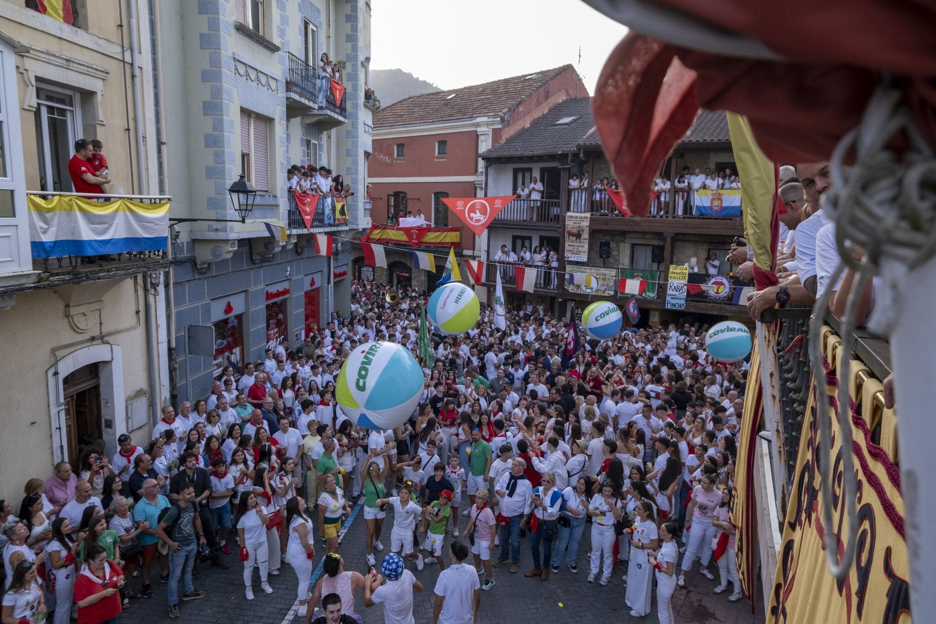 Todos pendientes del balcón antes del chupinazo.