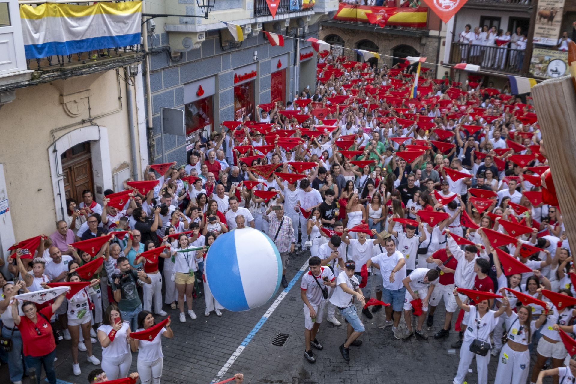 Estalla la fiesta y arriba los pañuelos.
