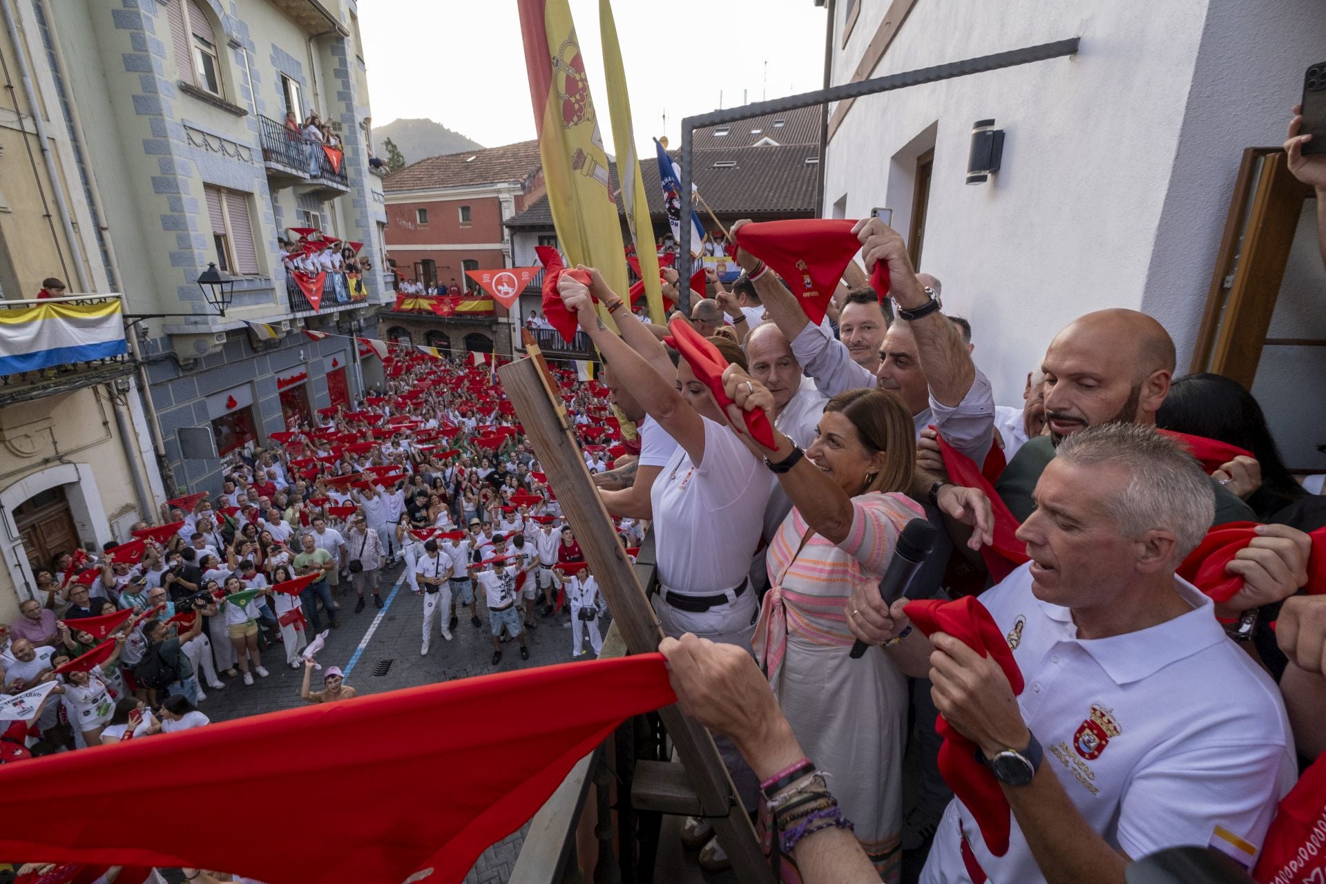 La presidenta María José Sáenz de Buruaga estuvo presente en el balcón del ayuntamiento.