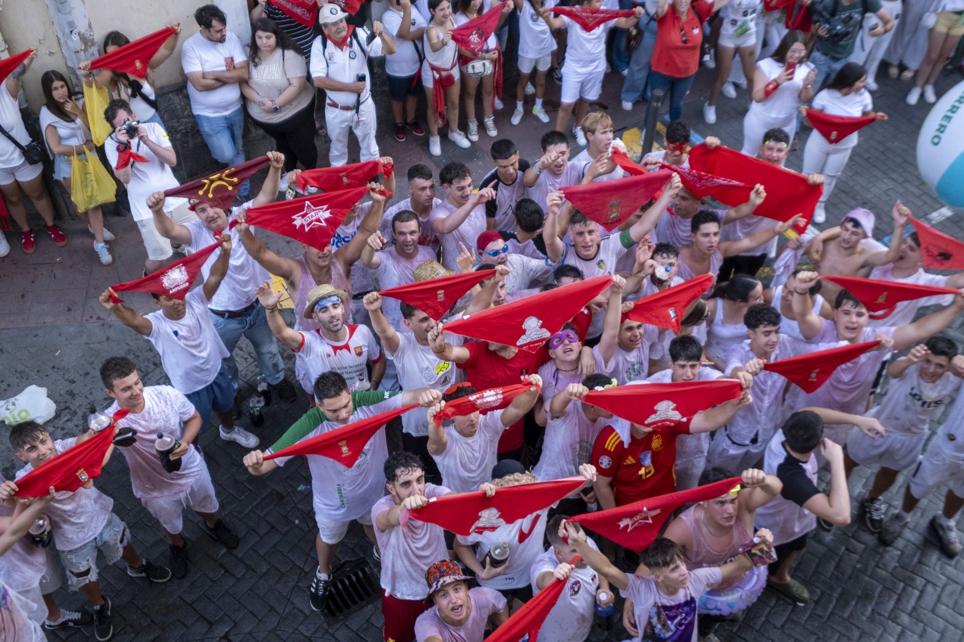 Lanzado por primera vez en 1979 por iniciativa de la peña que lleva su nombre, el chupinazo retumbó a lo largo y ancho de una localidad transformada y preparada para un fin de semana en el que tendrá encierros, corridas de toros, verbenas, conciertos.