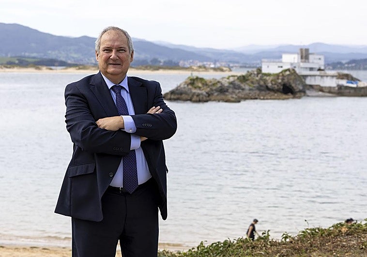 El ministro Jordi Hereu, junto a la playa de La Magdalena, en Santander.