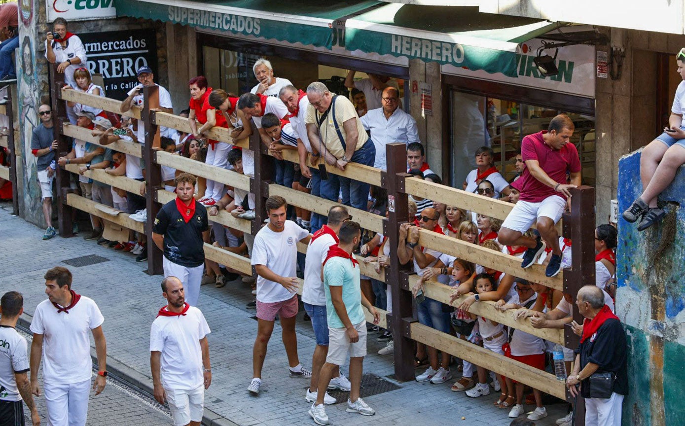 Corredores y aficionados esperando el encierro.