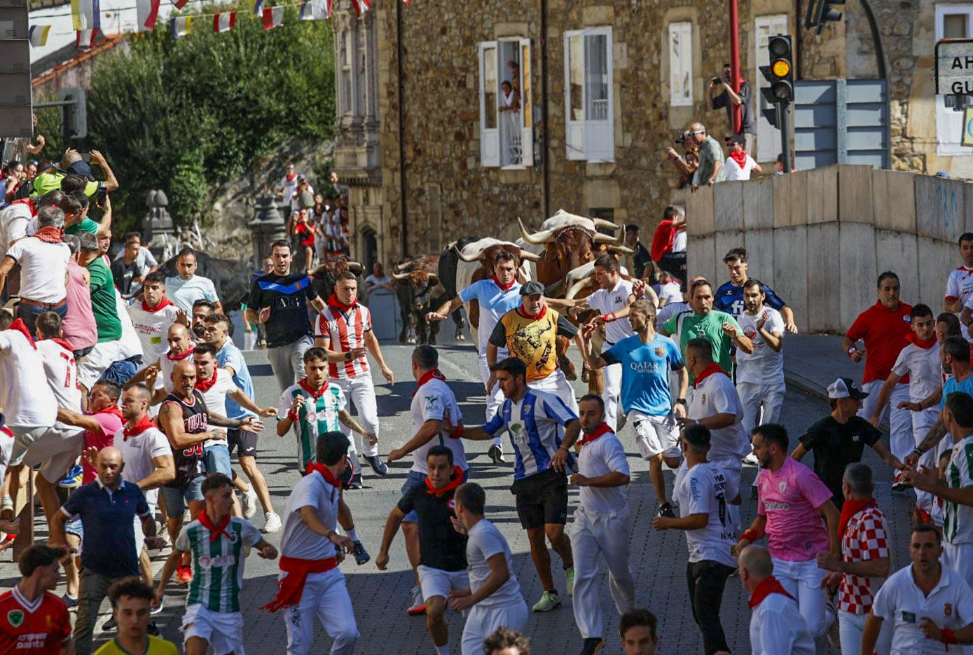 Los mansos llegan al puente.